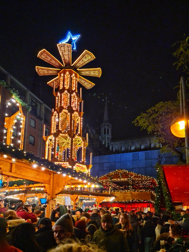Weihnachtspyramide in der Nähe des Weihnachtsmarktes am Kölner Dom.