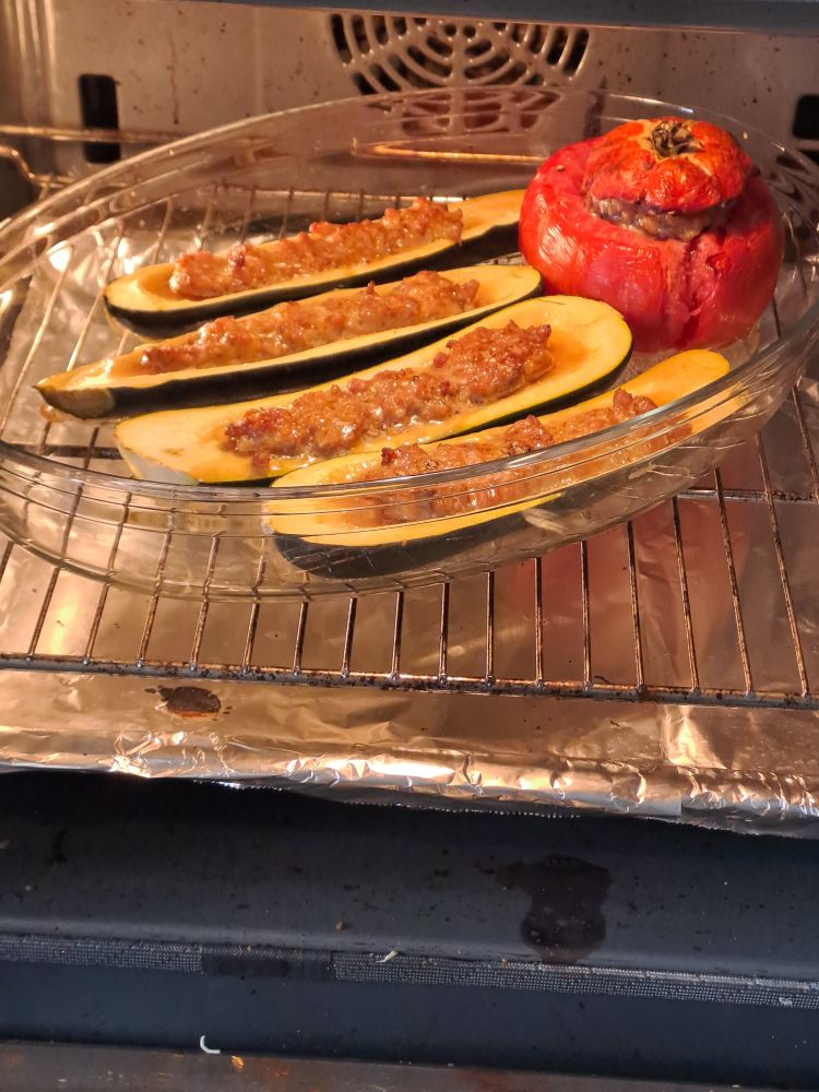 Courgettes et une grosse tomate farcies dans le four 