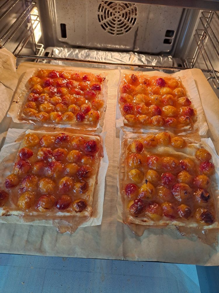 Tartes aux mirabelles dans le four.