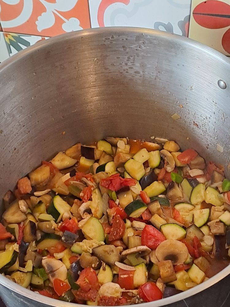 Ratatouille maison dans un grand faitout. 