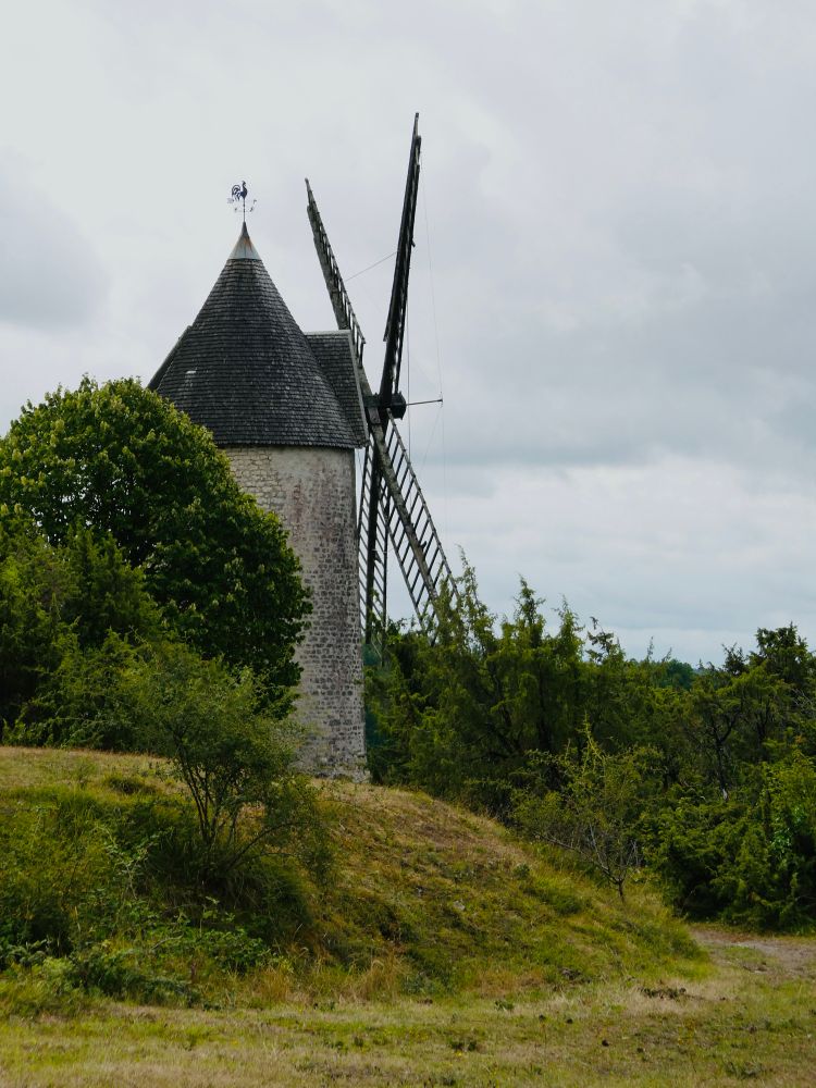 Moulin avec ses pales en bois.