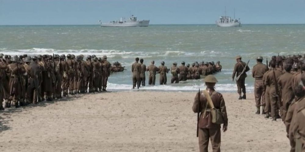 Image du film Dunkerque.
Des soldats anglais attendant sur la plage d'être évacués vers l'Angleterre