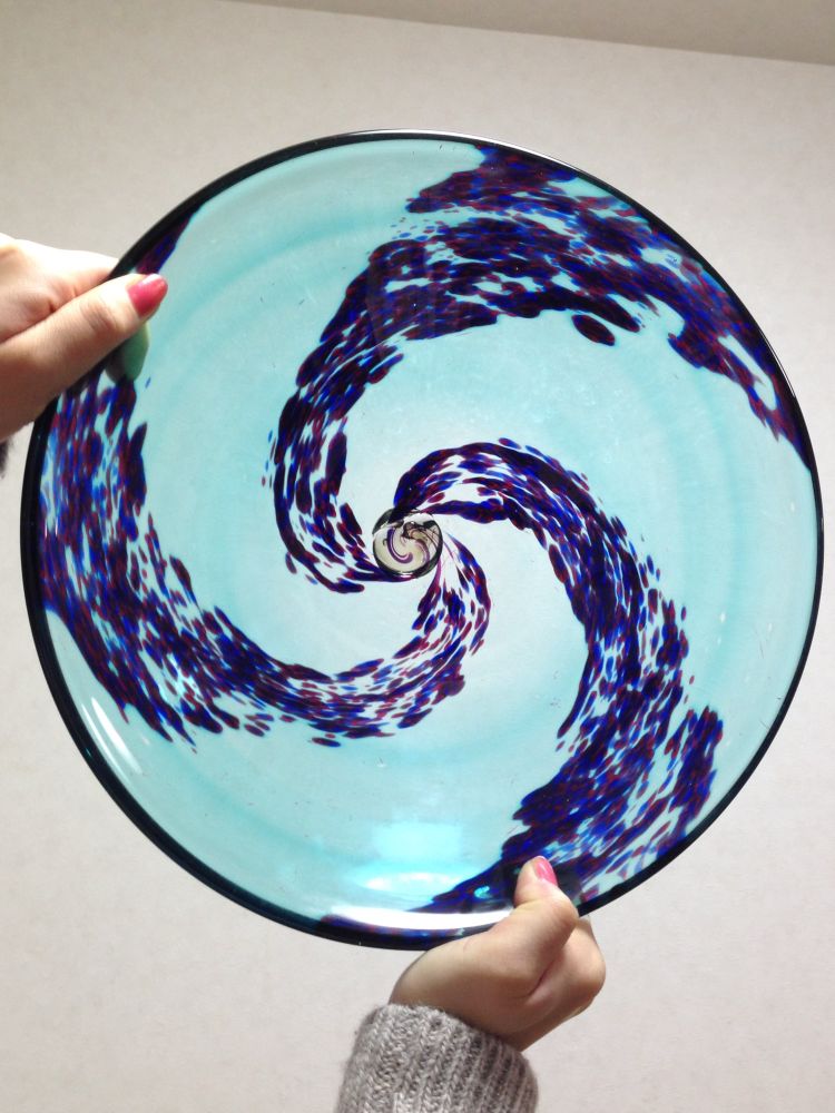 素材の時点でグルグルっと色ガラスが入っています