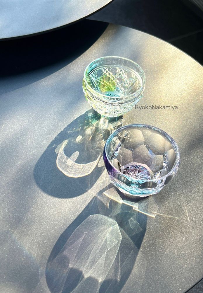 江戸切子   ぐい呑み
上「甘露」  下「久遠」
edokirko
cut glass
sake glass
Ryoko Nakamiya
KIRIKO TORIKO
