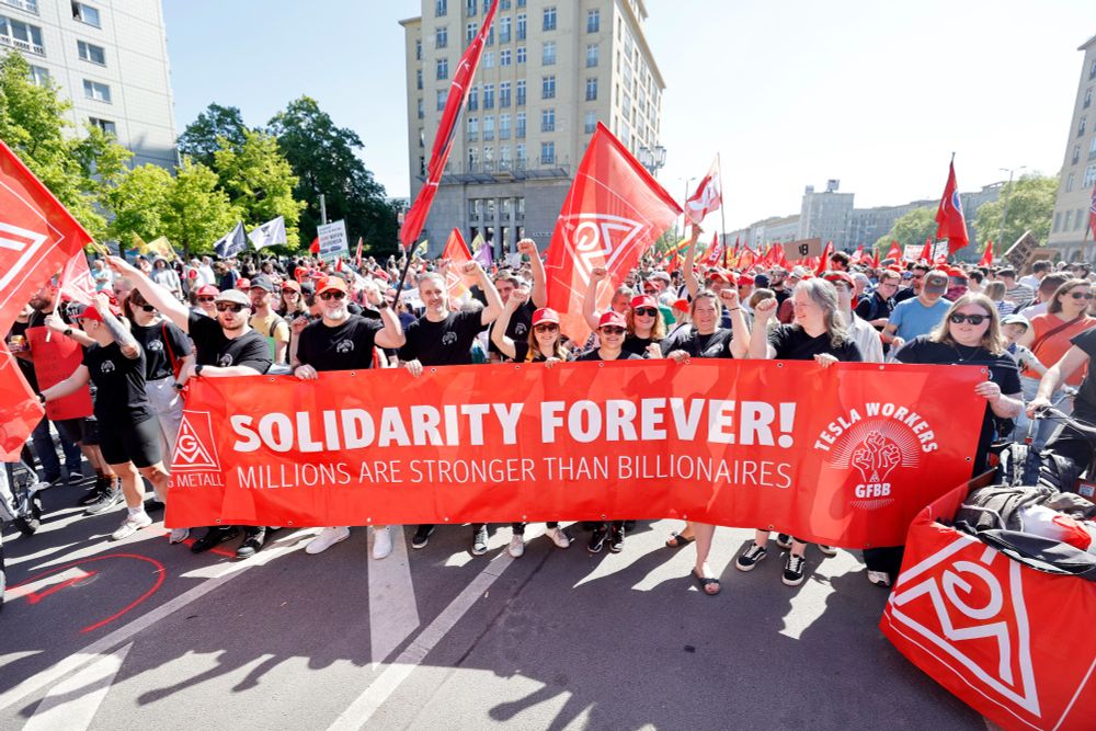 Demonstrierende bei der DGB-Kundgebung am 1. Mai 2025 in Berlin: IG-Metall-Transparent mit der Aufschrift: Solidarity Forever! 
Foto: ©DGB/Christian von Polentz