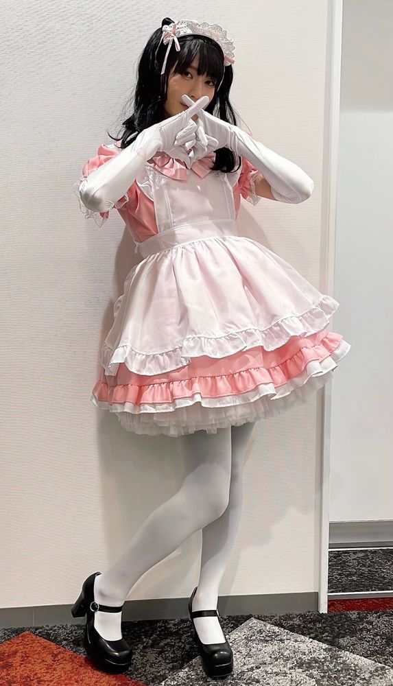 A full-body photo of Aki’s voice actor Sakata Shogo in a maid costume.