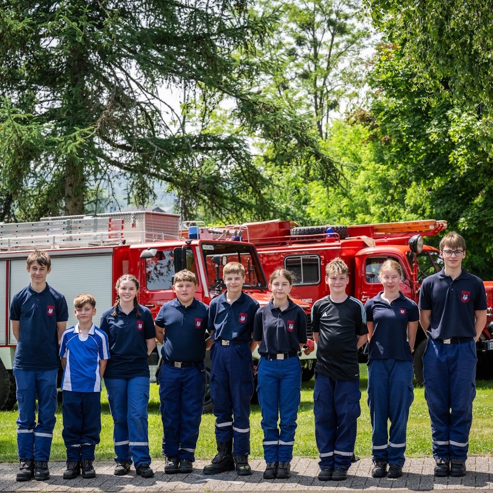 Gruppenfoto der Jugendlichen, die aus der Jugendfeuerwehr Niederdrees am Leistungsnachweis teilgenommen haben.
