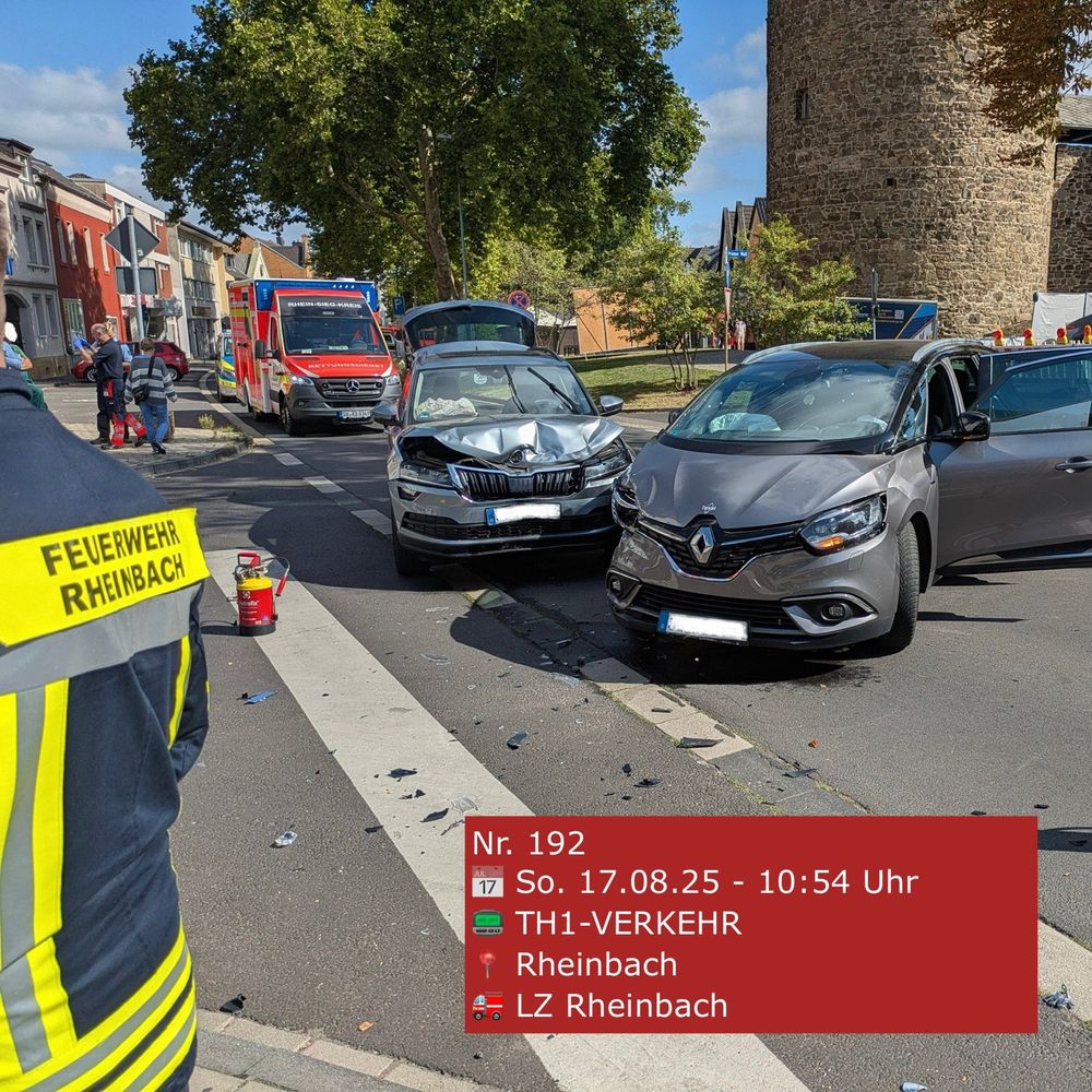 Verkehrsunfall. Zwei PKW mit Frontschaden.