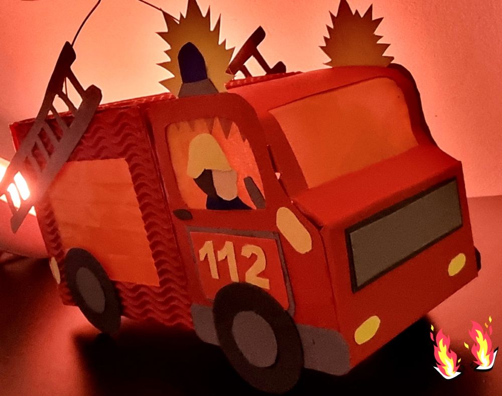 Eine Laterne in Form eines Feuerwehrautos.