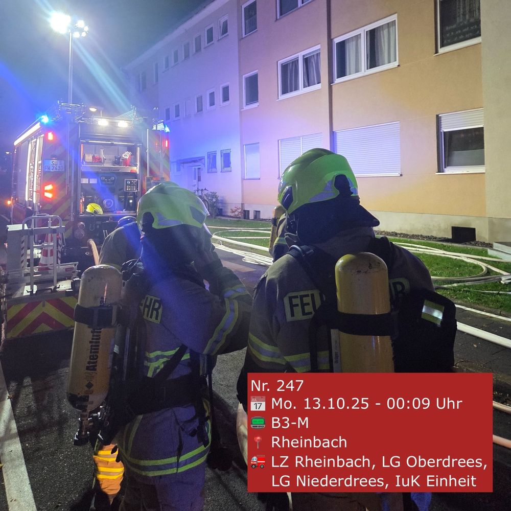 Feuerwehrleute mit Atemschutzgeräten.