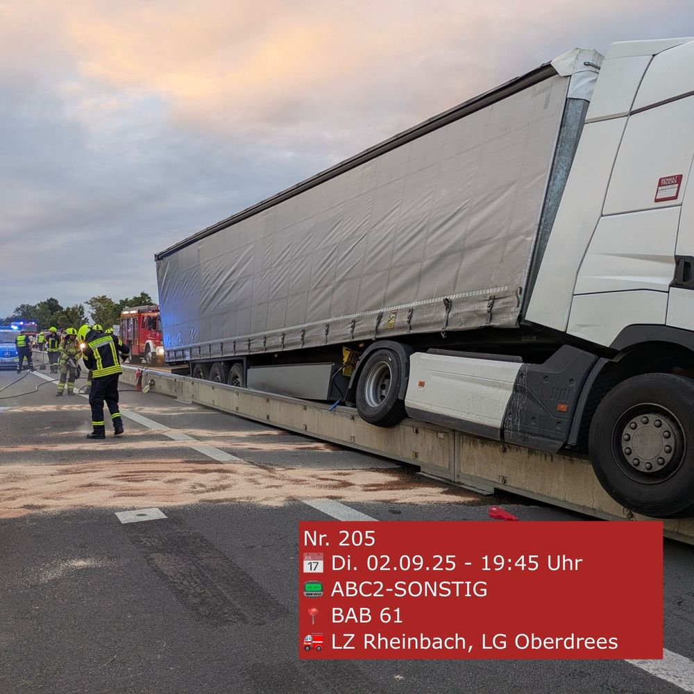 Einsatzfoto. Ein LKW ist auf eine Schrammwand aufgefahren.