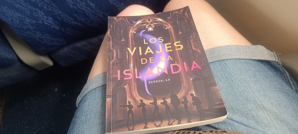 Libro sobre las piernas en el tren.