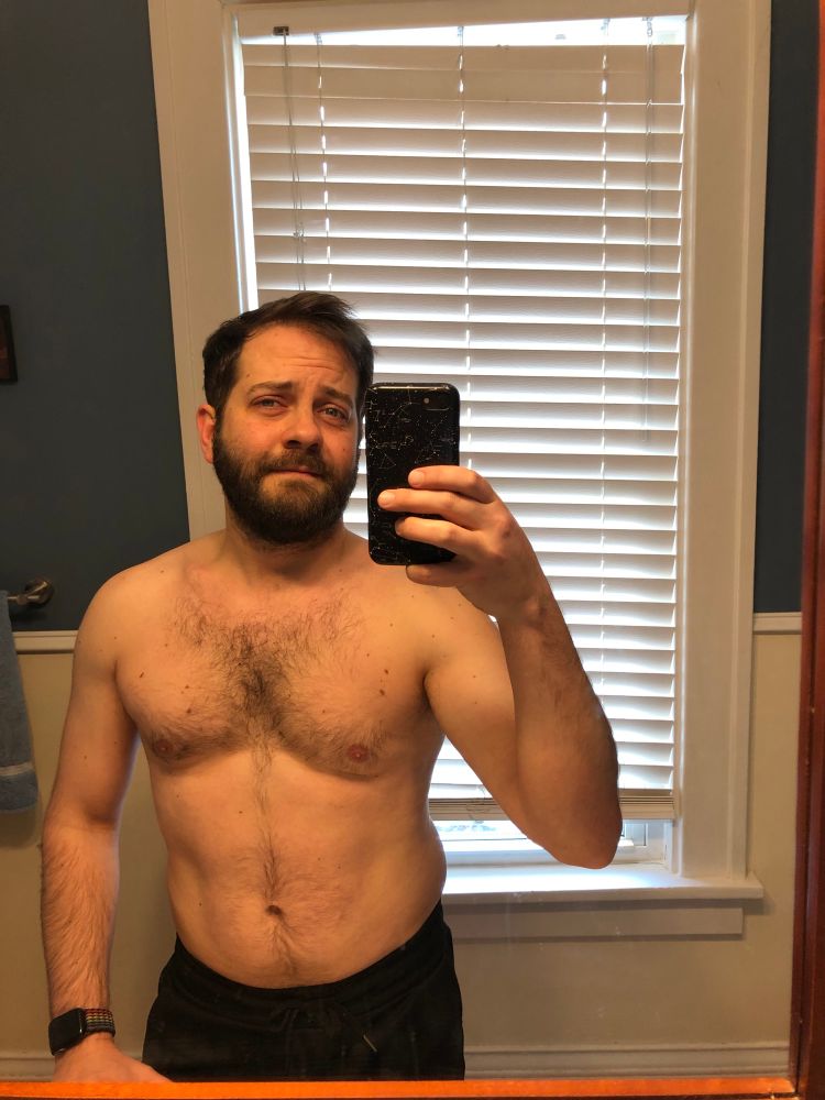 A mirror selfie of Thatscrayjay shirtless after the gym