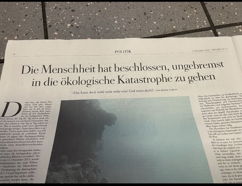 In der aktuellen Printausgabe von DIE ZEIT findet sich auf Seite 6 ein Beitrag von Bernd Ulrich, der ein aufrüttelnder Weckruf ist.
Foto von dem Zeitungsartikel 
