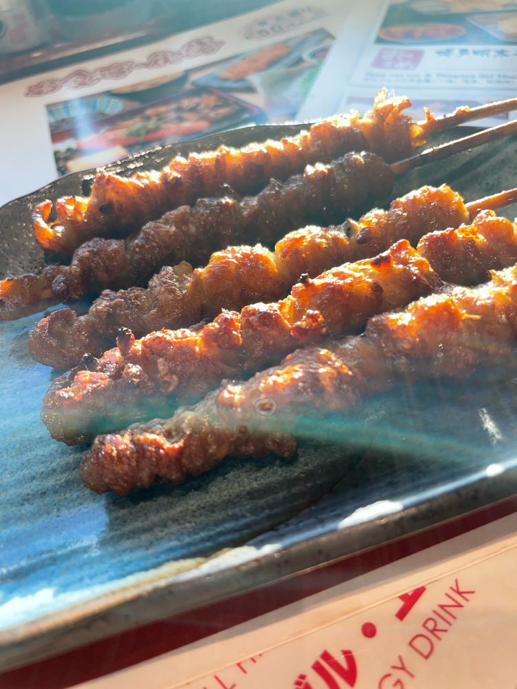 空港内レストランで鶏皮串