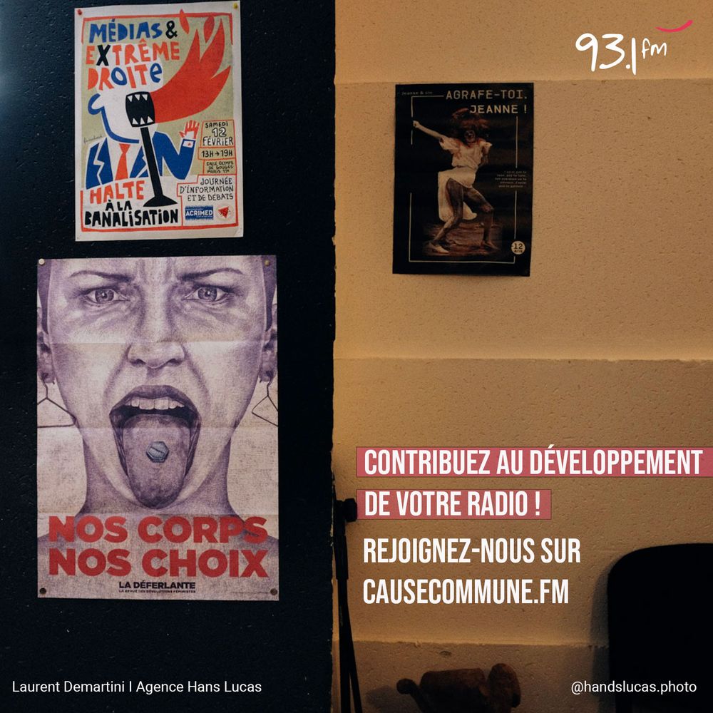 Photo du studio de CauseCommune. Une affiche dénonce la banalisation de l'extrême droite dans les médias. Une autre de La déferlante proclame "Nos corps, nos choix"