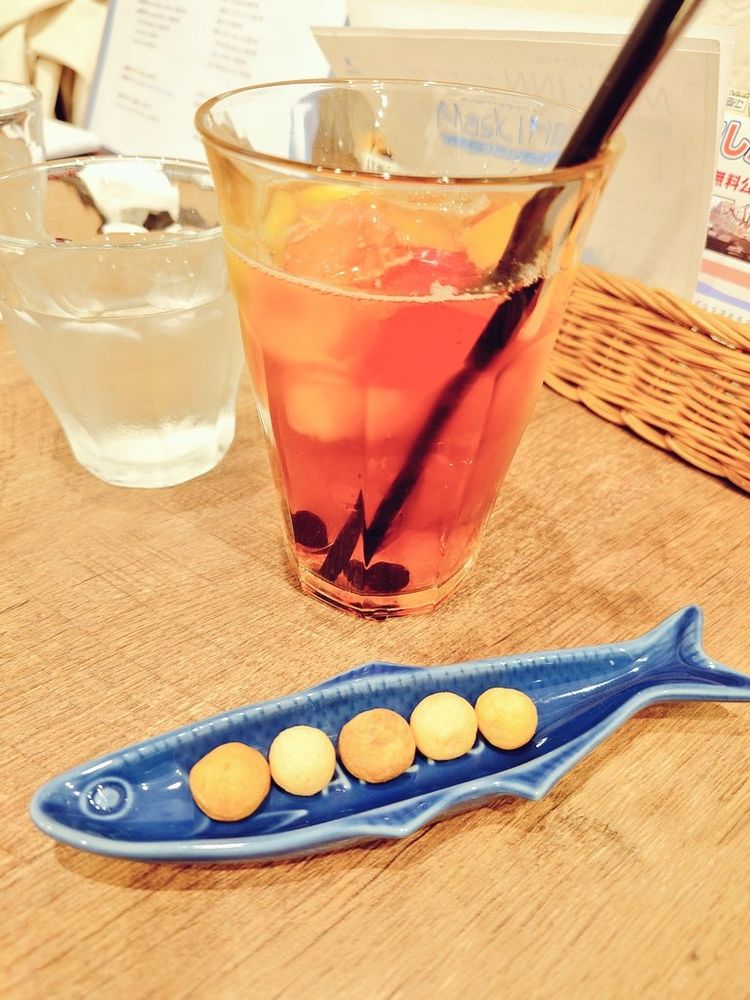 たくさん歩いたあと入ったカフェでいただいたフルーツティーとクッキーである。