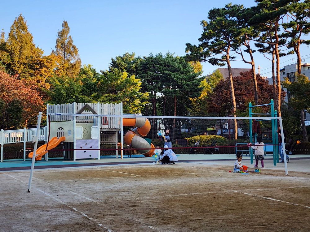 당산공원에서 배드민턴장 근방 벤치에 앉아서 사람들 보고 있다. 