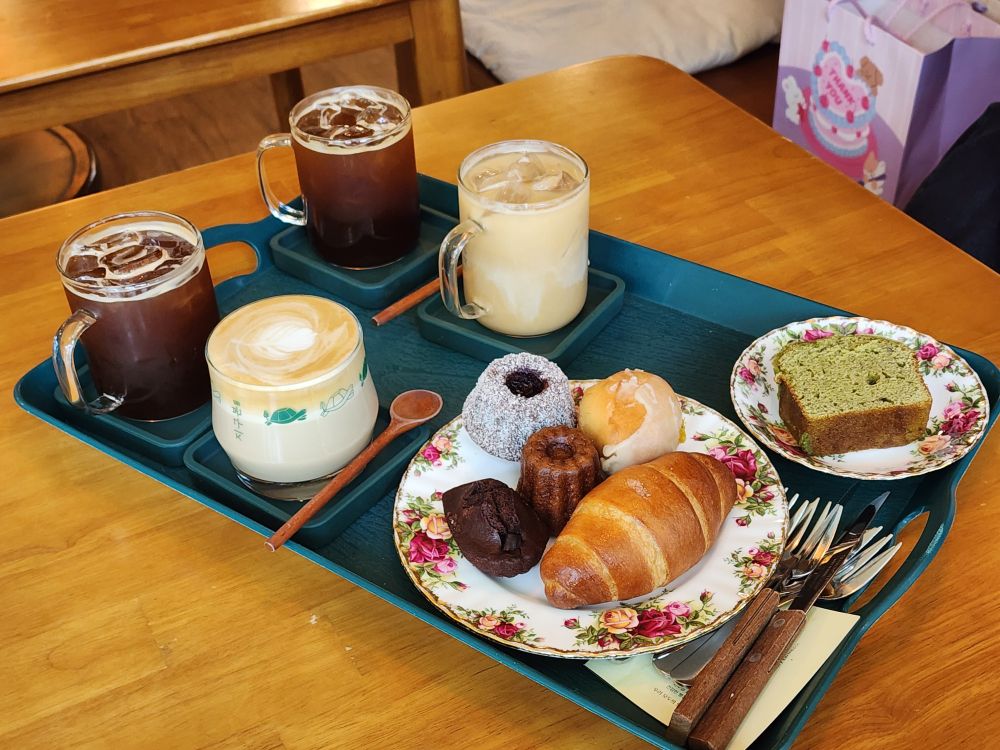 말차 파운드, 소금빵, 까눌레, 레몬 마들렌, 아메리카노 둘, 바닐라빈 라떼, 두유 라떼