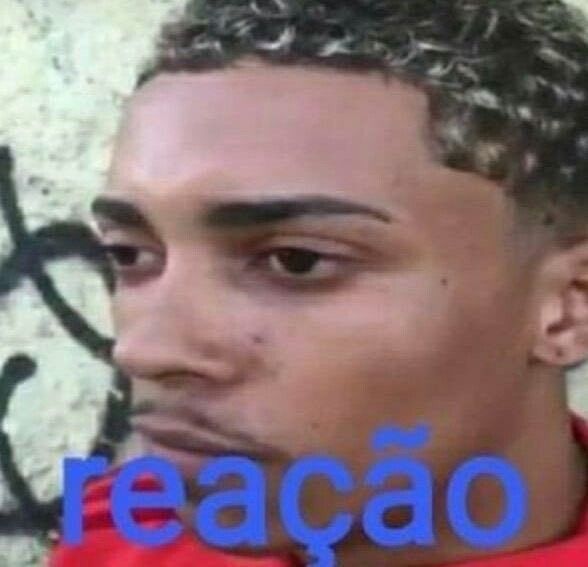 meme do mc poze olhando para o nada com a frase "reação"