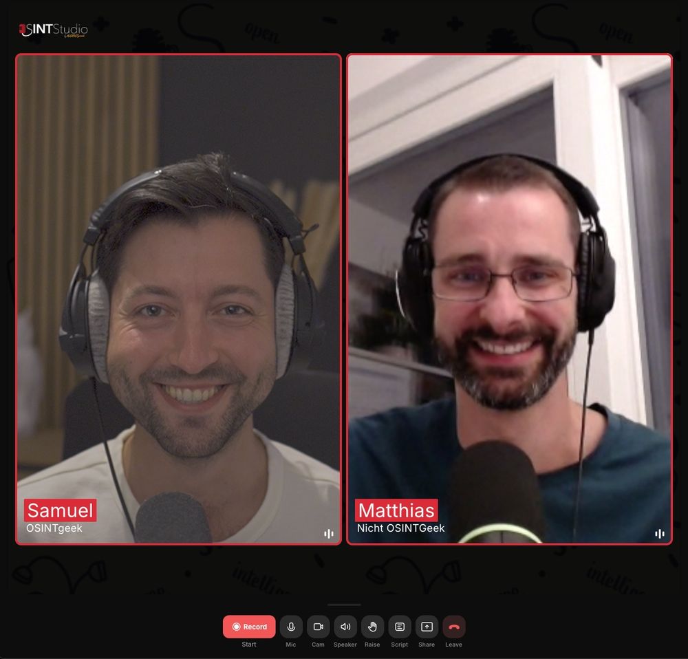 Zwei Männer in einer Videokonferenz mit Mikrofon und Kopfhörern. Links Samuel (OSINTgeek), rechts Matthias (Nicht OSINTgeek). Beide lachen herzlich. Oben steht „OSINT Studio". Am unteren Bildrand sind Bedienelemente von Riverside.