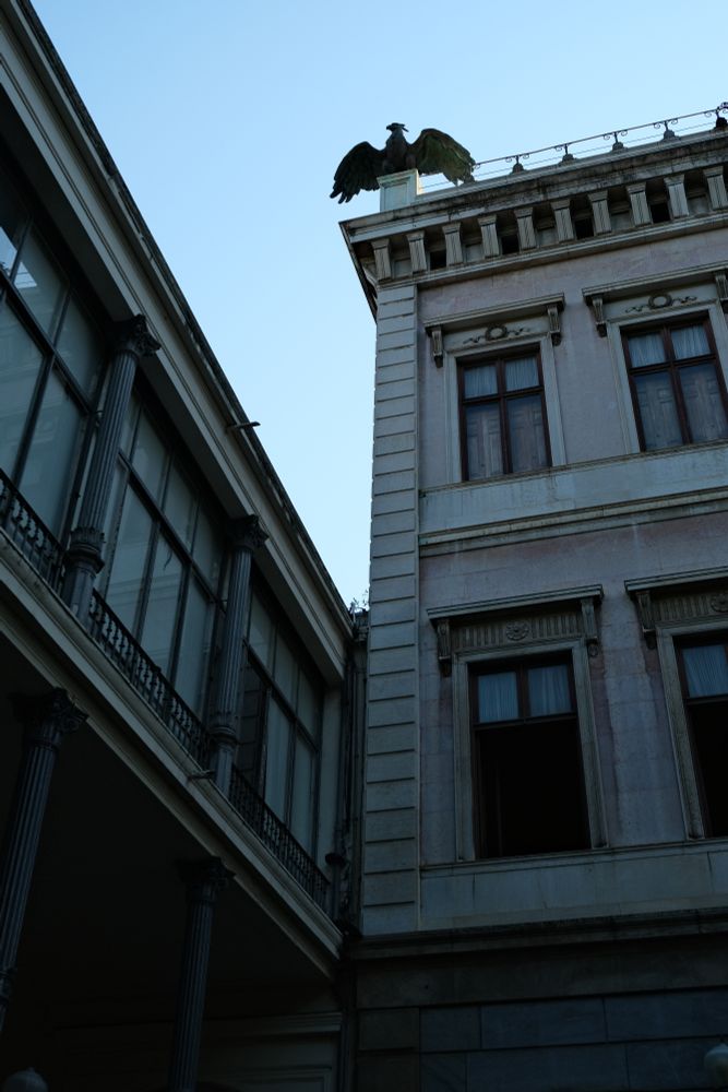 construções anexas ao palácio e uma escultura de pássaro no topo