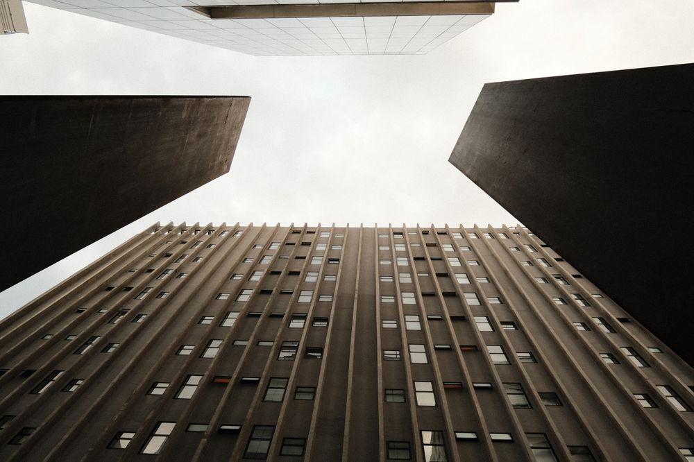 vista dos fundos do IMS paulista, esculturas e prédios