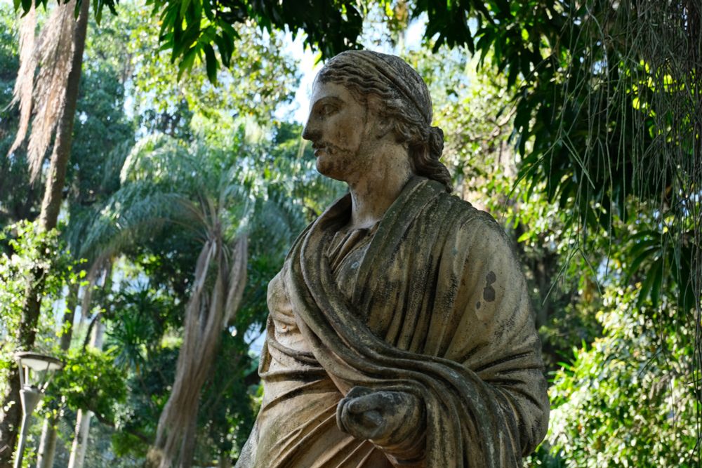 estátua de perfil, imitando estátuas gregas