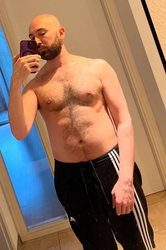 Bärtiger Mann, oberkörperfrei