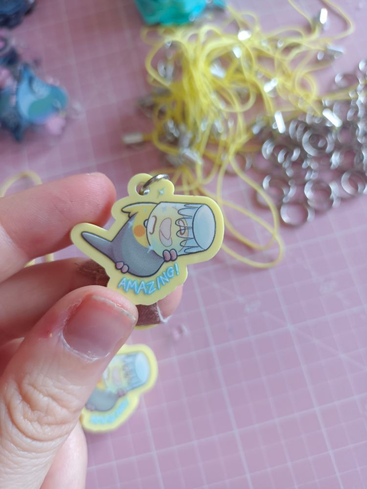 Charm para móvil de carolina ninfa embobada con un vaso de cristal