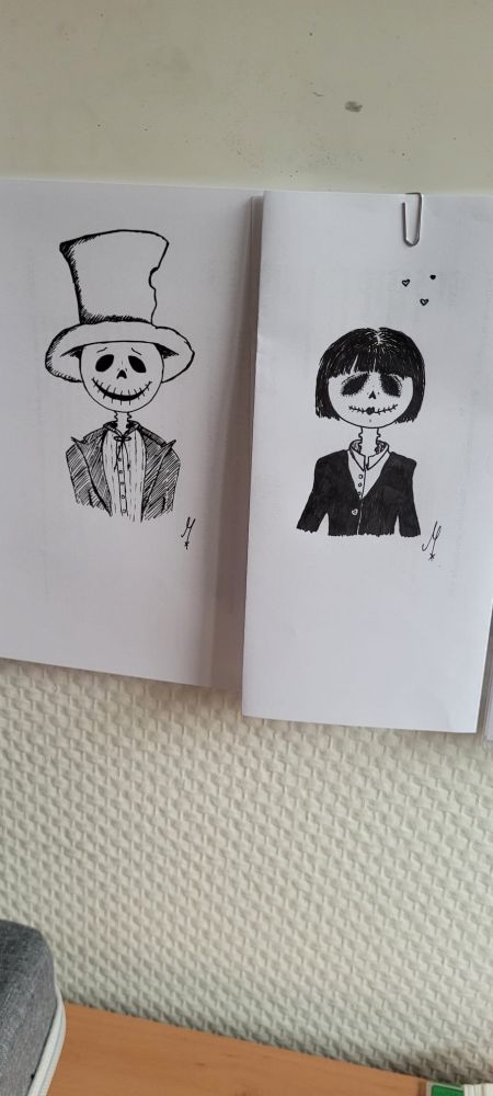 2 Schwarz-Weiß Porträt Zeichnungen von einer männlichen und weiblichen Figur. Etwas gruselig grinsend mit schwarzen Augen. 