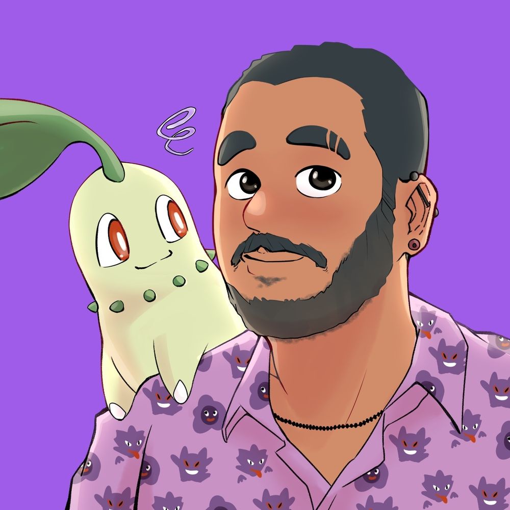 Homem de pele morena utilizando uma roupa estampada com pokemons fantasmas e seu parceiro pokemon chikorita em seu ombro