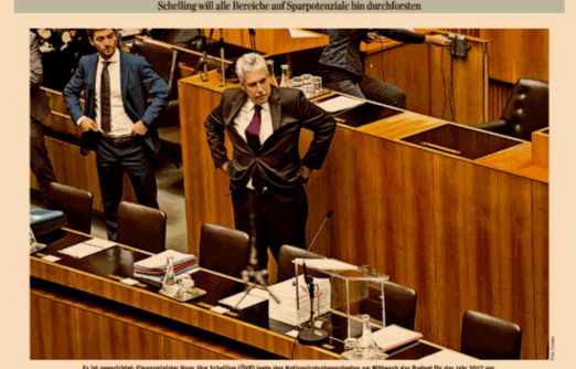Oberer Teil einer Zeitungsseite mit querfoto über die ganz Breite. Schelling steht im Parlament auf der Regierungsbank hinter den Sesseln und richtet seine Hose, links hinter ihm tut es ihm wer gleich.