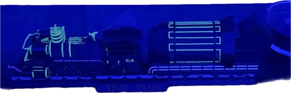 Der selbe Zug, allerdings blau beleuchtet.
