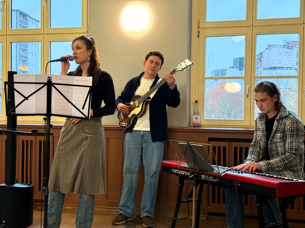 Jazz students from the Volkshochschule (continuing education school) played during the celebration