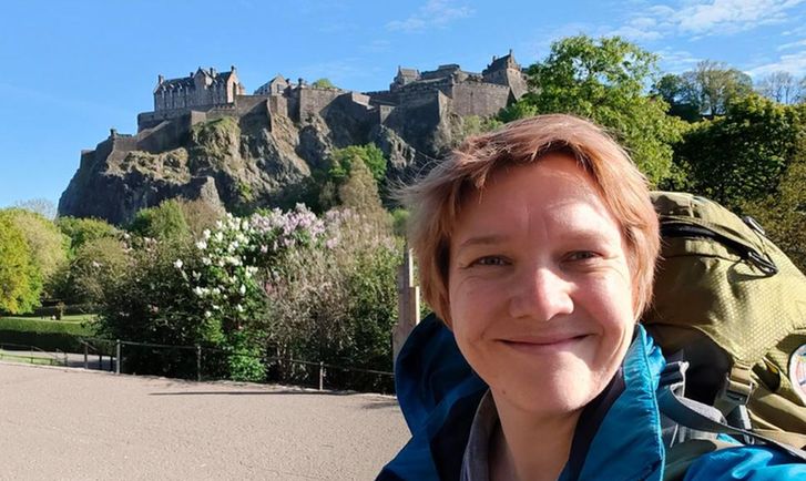 Samantha Witte in front of Edinburgh Castle