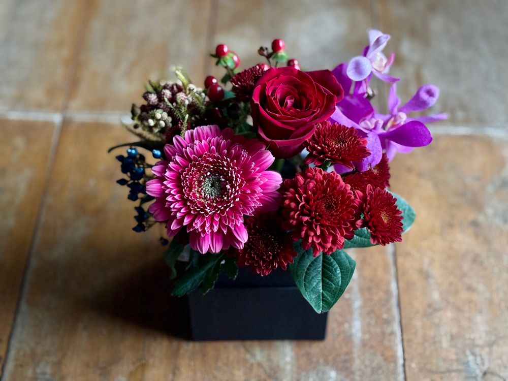 フラワーアレンジメントのワークショップで作ったもの。
今月の花材は
バラ（サムライ）
スプレー菊（アーバン）
ガーベラ（フルダブル）
バーゼリア（ストロベリー）
モカラ（カリプソ）
ヒペリカム（ココタンゴ）
ビバーナム（ティナス）