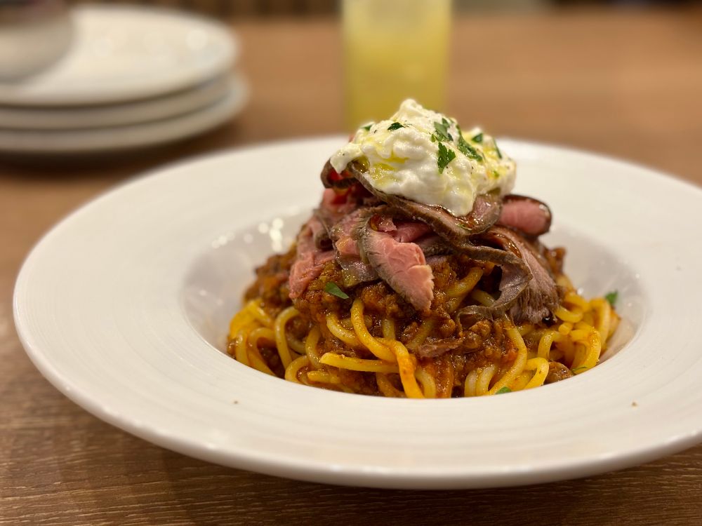 利久のイタリアンのお店でライブ後に食べた、牛タンのボロネーゼにローストビーフとフレッシュなチーズがかかったパスタ