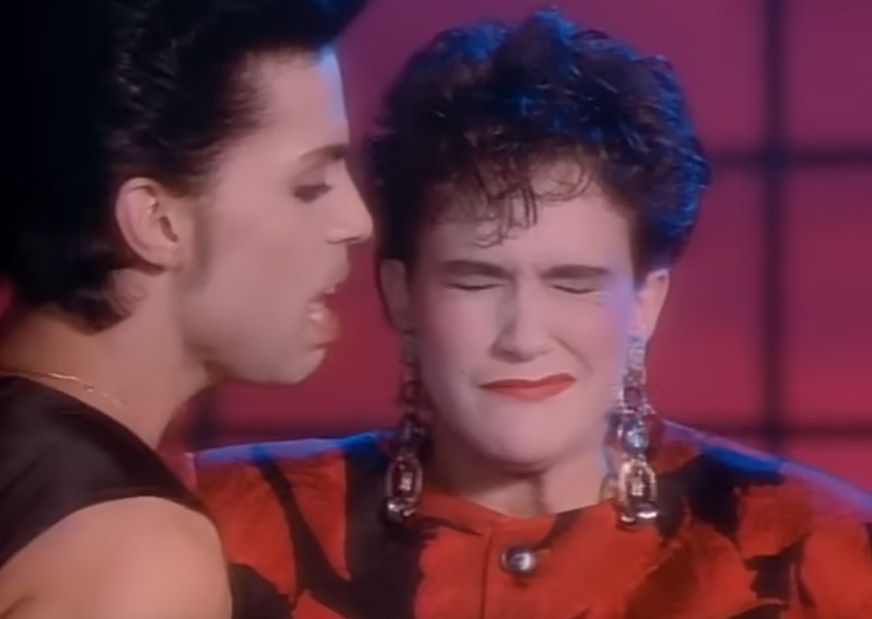 Wendy Melvin comically scrunching up her face in Prince's "Kiss" music video