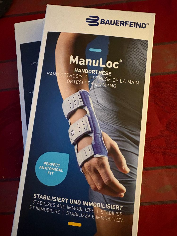 Zwei Kartons mit Abbildung einer Handorthese der Firma Bauerfeind. Stabilisiert und immobilisiert!