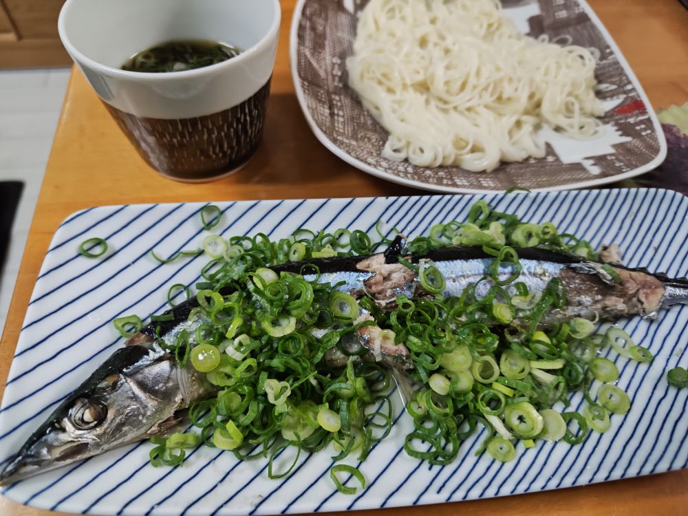 長谷川あかりさんレシピのさんまの酒蒸しネギたっぷり添え　塩とレモンとオリーブオイルをかけていただきました