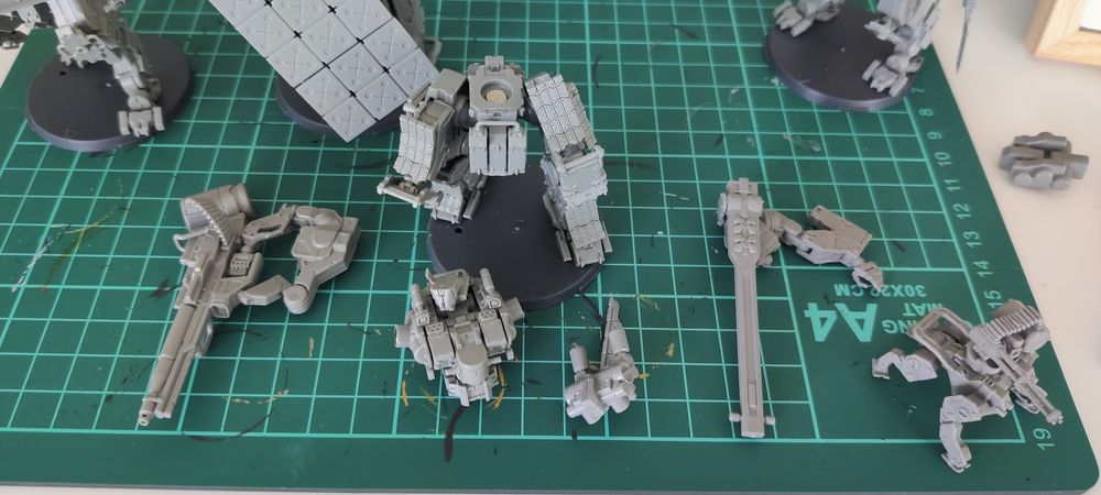 A photo showing one of the mechs taken apart. The kit comes with magnets for waist, arms and backpack. When you build your mech you also put together the model. When an arm gets destroyed you remove it. Very smooth!