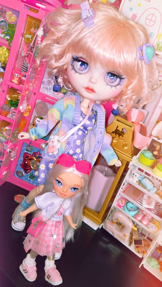 The dolls taking a step to the right in mirror poses