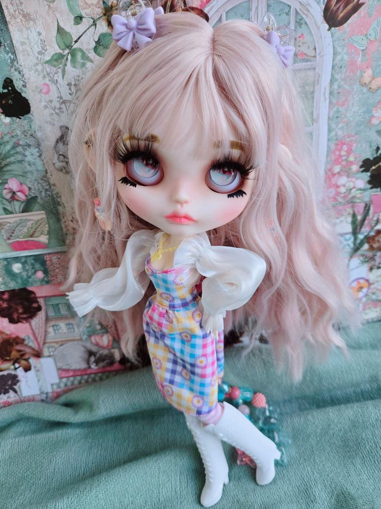 Everleigh with her hand on her hip