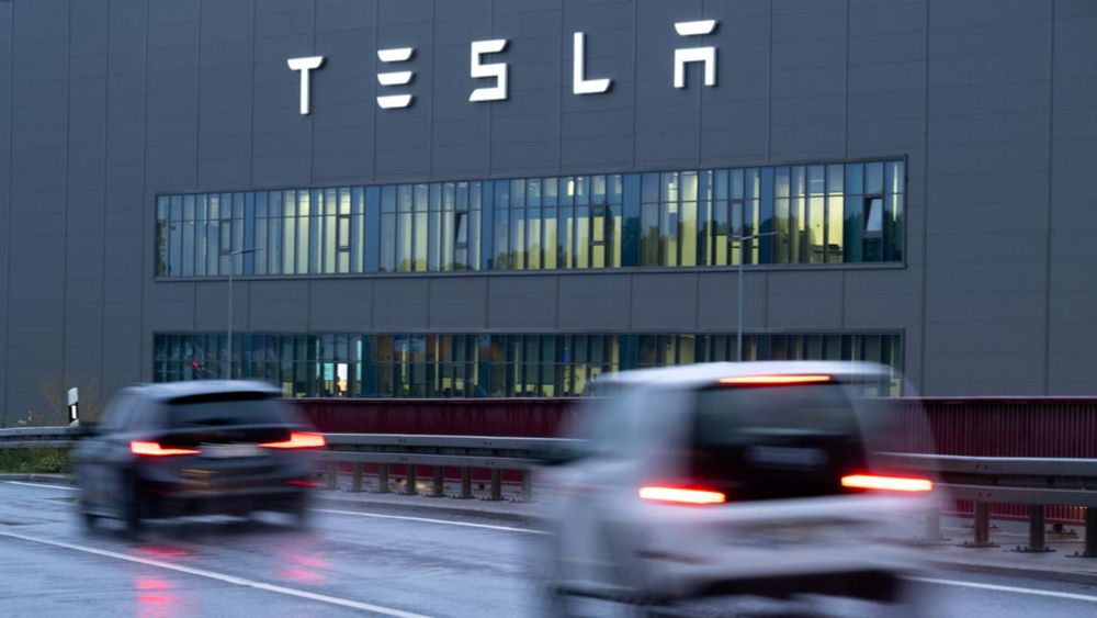 Hausbesuch bei Krankmeldung - Tesla verteidigt Praktik