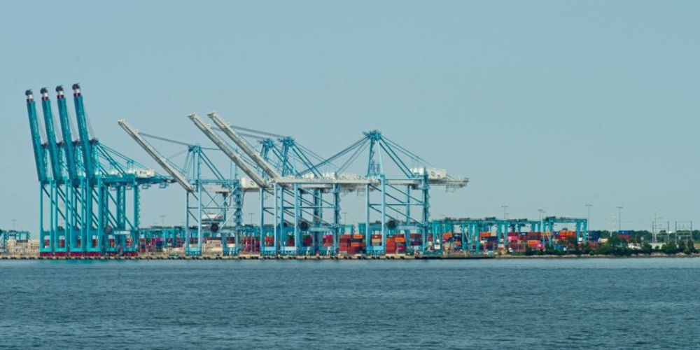 East and Gulf Coast Dockworkers Set to Strike After Rejecting 'Insulting' Wage Offers | Common Dreams