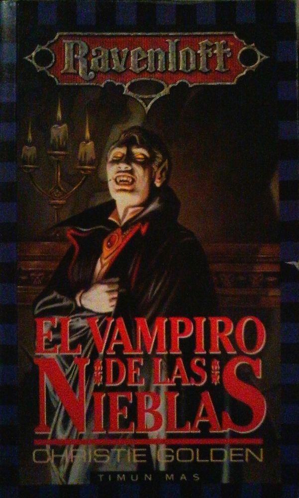 Un vampiro de ojos rojos mostrando los colmillos, sujetando su capa negra, delante de un ataúd. Muestra el logo de Ravenloft, el título de la novela «El vampiro de las nieblas», su autora Christie Golden, y el nombre de la editorial Timun Mas.