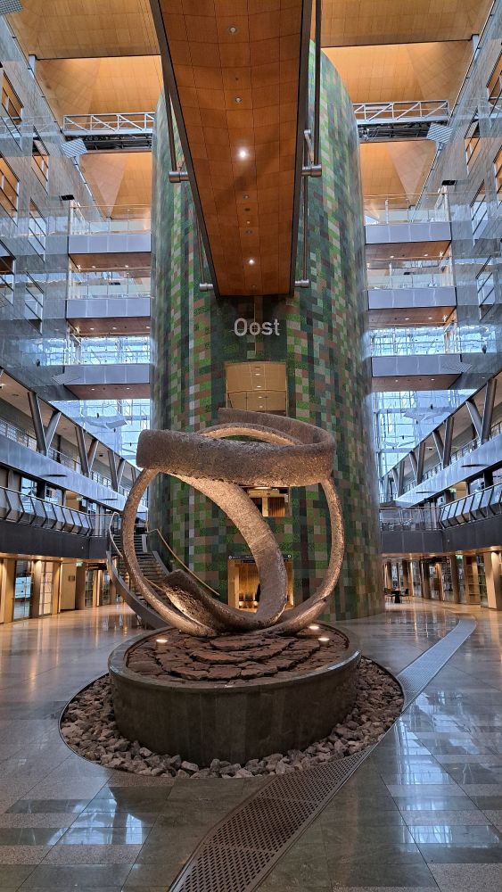 Prachtige hal van zuyderland ziekenhuis. Kunstwerk en liftschacht.