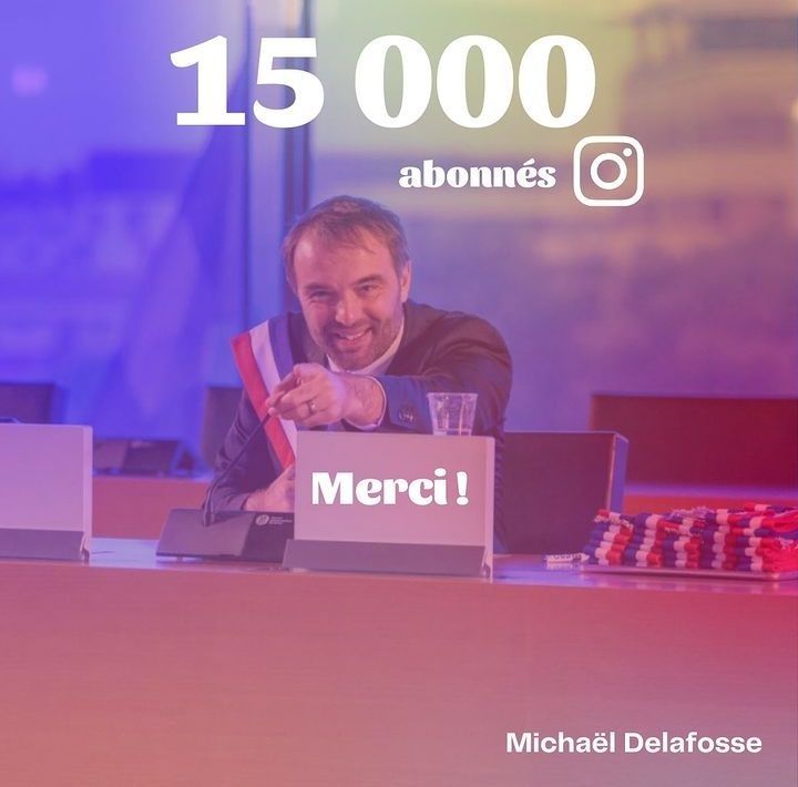 Photo de Mickaël Delafosse pointant du doigt et l'inscription "15 000 abonnés/Merci !"