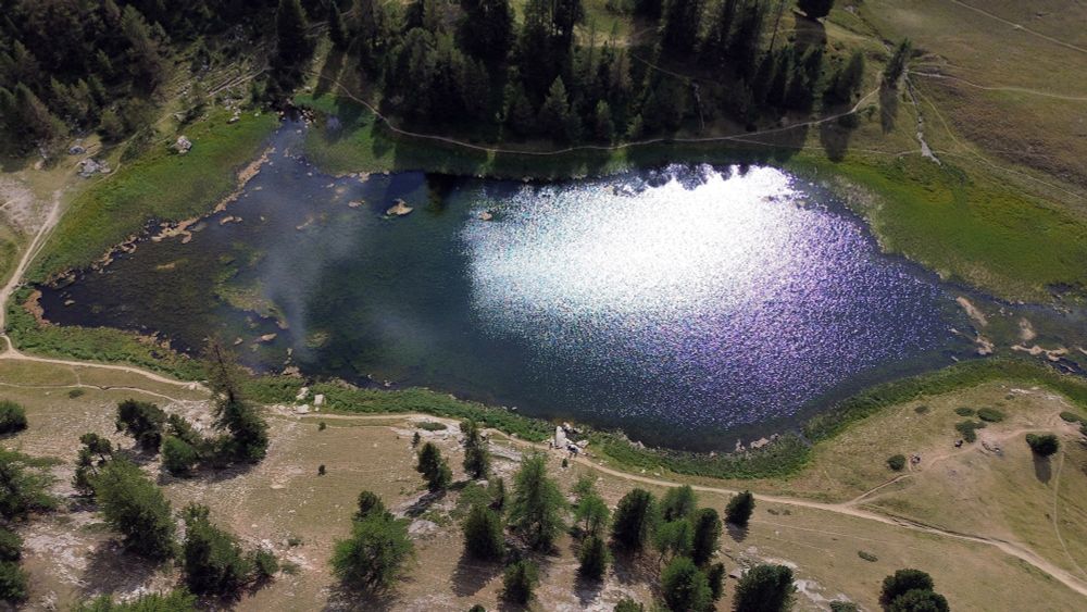 Aerial perspective of Lac Miroir and its surrounding vegetation. 